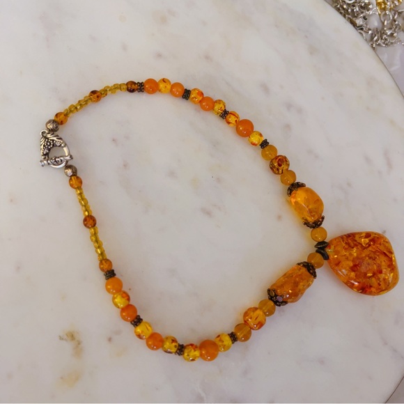 ❌ SOLD ❌ Neiman Marcus lucite amber 16” necklace 💛 - Picture 5 of 5